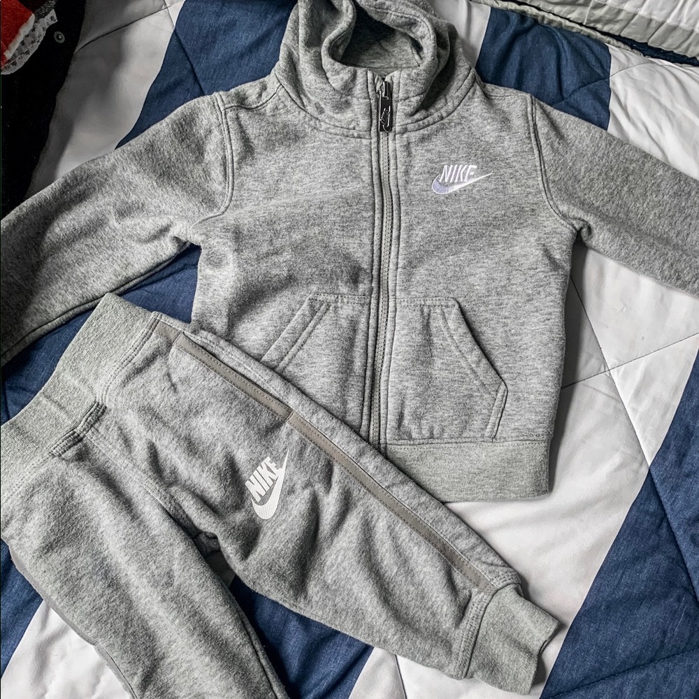 Boys size 2t Nike sweatshirt set